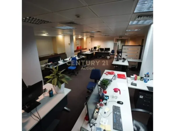 Tirane, jepet me qera ambjent biznesi Kati 1, 856 m² 12.000 € (rruga e kavajes)