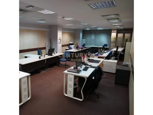 Tirane, jepet me qera ambjent biznesi Kati 1, 856 m² 12.000 € (rruga e kavajes)