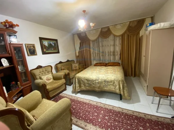 Tirane, jepet me qera shtepi 2+1 Kati 0, 89 m² 400 € (TODI SHKURTI KOMPLEKSI GRAND)