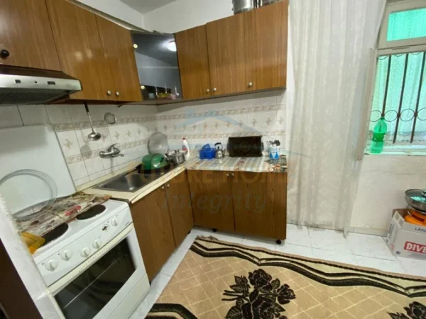 Tirane, jepet me qera shtepi 2+1 Kati 0, 89 m² 400 € (TODI SHKURTI KOMPLEKSI GRAND)