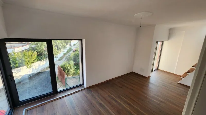 Tirane, shitet apartament 3+1+Ballkon Kati 1, 166 m² 250.000 € (Kombinat)