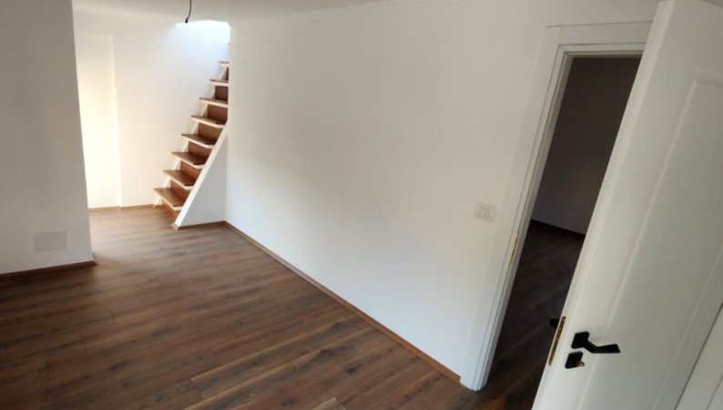 Tirane, shitet apartament 3+1+Ballkon Kati 1, 166 m² 250.000 € (Kombinat)