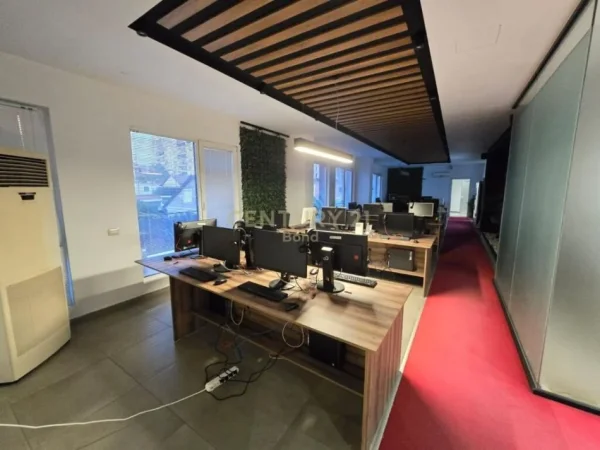 Tirane, jepet me qera ambjent biznesi Kati 1, 350 m² 3.000 € (ish fusha e aviacionit)