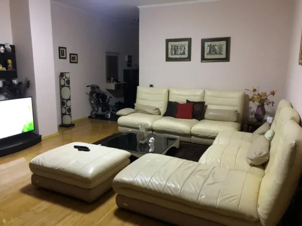Tirane, jepet me qera apartament 3+1+Aneks+Ballkon Kati 4, 130 m² 800 € (MINISTRIA JASHTME)