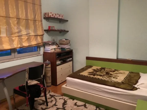 Tirane, jepet me qera apartament 3+1+Aneks+Ballkon Kati 4, 130 m² 800 € (MINISTRIA JASHTME)