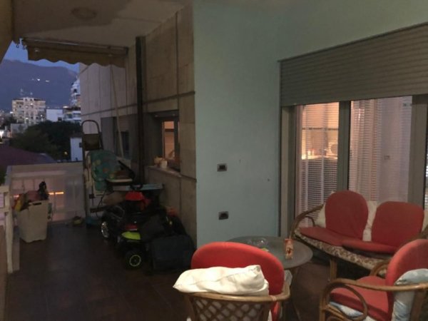 Tirane, jepet me qera apartament 3+1+Aneks+Ballkon Kati 4, 130 m² 800 € (MINISTRIA JASHTME)