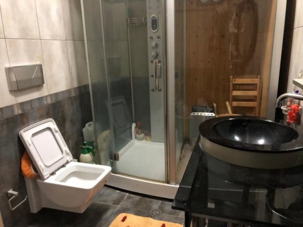 Tirane, jepet me qera apartament 3+1+Aneks+Ballkon Kati 4, 130 m² 800 € (MINISTRIA JASHTME)