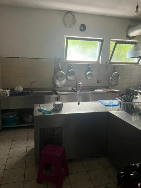 Tirane, jepet me qera bar-resorant Kati 0, 300 m² 1.500 € (Berzhit Rruga Tirane-Elbasan)