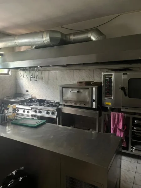 Tirane, jepet me qera bar-resorant Kati 0, 300 m² 1.500 € (Berzhit Rruga Tirane-Elbasan)