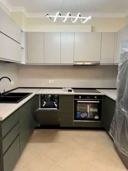 Tirane, jepet me qera apartament 3+1 Kati 5, 125 m² 550 € (Fresku)