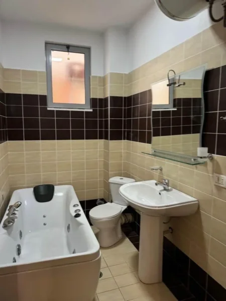 Tirane, jepet me qera apartament 3+1 Kati 5, 125 m² 550 € (Fresku)