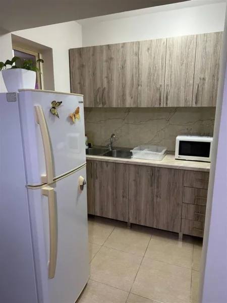 Tirane, jepet me qera apartament 1+1 Kati 2, 70 m² 600 € (rruga e Durresit)
