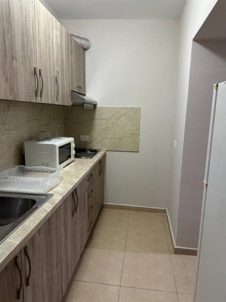 Tirane, jepet me qera apartament 1+1 Kati 2, 70 m² 500 € (rruga e Durresit)
