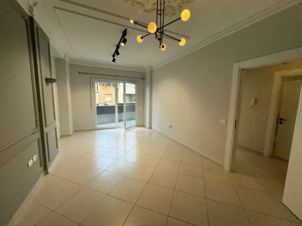 Tirane, jepet me qera ambjent biznesi Kati 3, 87 m² 500 € 