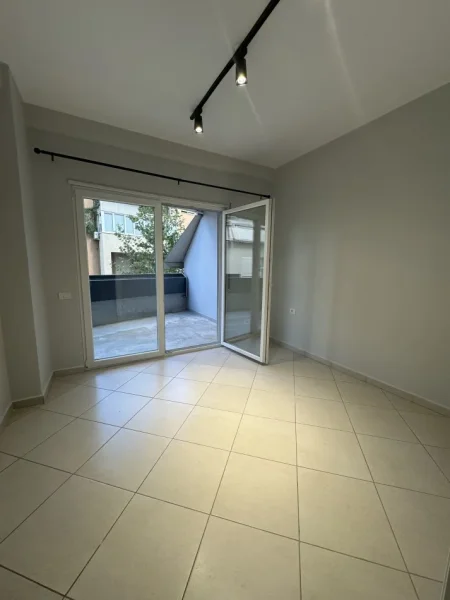 Tirane, jepet me qera ambjent biznesi Kati 3, 87 m² 500 € 