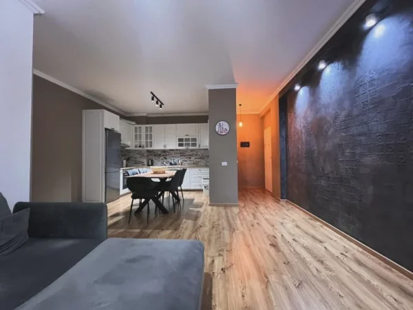 Tirane, jepet me qera apartament 2+1 , 117 m² 750 € (Xhamia)