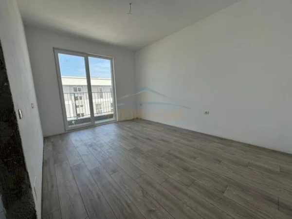 Tirane, shitet apartament 2+1+Ballkon Kati 8, 71 m² 74.550 € (Univers City)