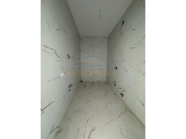 Tirane, shitet apartament 2+1+Ballkon Kati 8, 71 m² 74.550 € (Univers City)