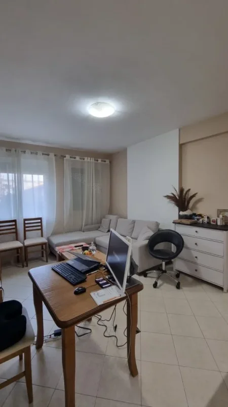 Tirane, jepet me qera apartament 1+1+Ballkon Kati 2, 49 m² 550 € (Petro Korcari)