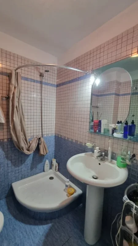 Tirane, jepet me qera apartament 1+1+Ballkon Kati 2, 49 m² 550 € (Petro Korcari)