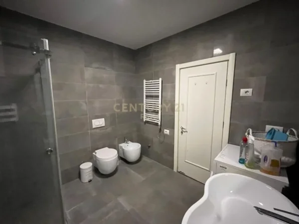 Tirane, jepet me qera apartament 2+1 Kati 3, 120 m² 1.000 € (rruga e elbasanit)