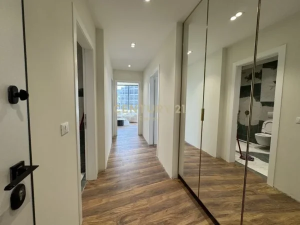 Tirane, jepet me qera apartament 2+1 Kati 7, 162 m² 2.200 € (liqeni i tiranes)