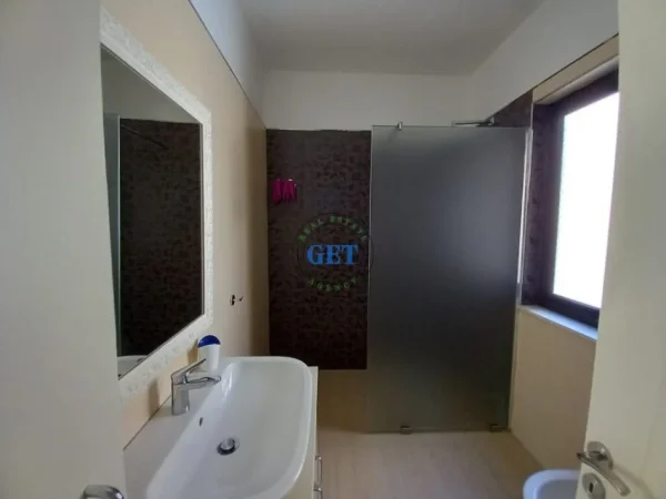 Durres, jepet me qera apartament 2+1+Ballkon Kati 3, 120 m² 650 € (Vila Zogut, Durres)