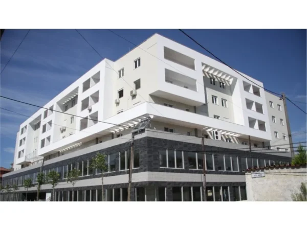 𝐓𝐢𝐫𝐚𝐧𝐞, 𝐣𝐞𝐩𝐞𝐭 𝐦𝐞 𝐪𝐞𝐫𝐚 𝐚𝐦𝐛𝐣𝐞𝐧𝐭 𝐛𝐢𝐳𝐧𝐞𝐬𝐢 𝐊𝐚𝐭𝐢 𝟎, 𝟕𝟓 𝐦² 𝟕𝟎𝟎 € (𝐀𝐥𝐢 𝐃𝐞𝐦𝐢)