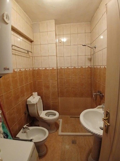 Tirane, jepet me qera apartament 2+1 Kati 3, 98 m² 480 € (Kryqezimi i Laprakes)