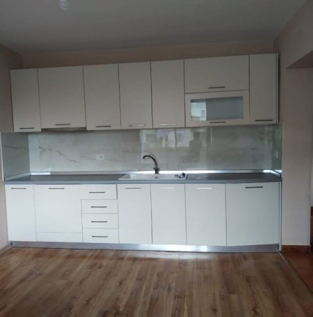 Tirane, jepet me qera apartament 1+1+Ballkon Kati 2, 50 m² 450 € (Rruga Muhamet Gjollesha)