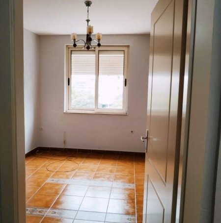 Tirane, jepet me qera apartament 1+1+Ballkon Kati 2, 50 m² 450 € (Rruga Muhamet Gjollesha)