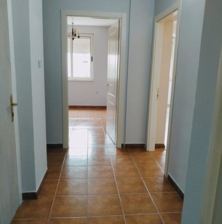 Tirane, jepet me qera apartament 1+1+Ballkon Kati 2, 50 m² 450 € (Rruga Muhamet Gjollesha)