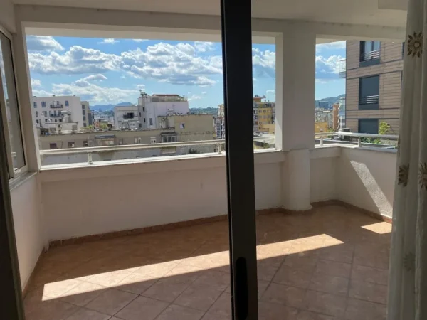 Tirane, jepet me qera apartament 1+1+Ballkon Kati 6, 65 m² 480 € (Pazari i Ri)