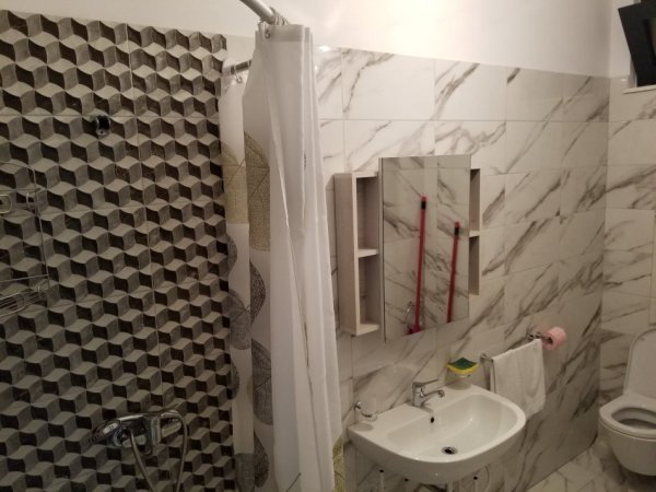 Tirane, jepet me qera apartament 2+1+Ballkon Kati 7, 520 € (Aleksander Moisiu -Kinostudio)