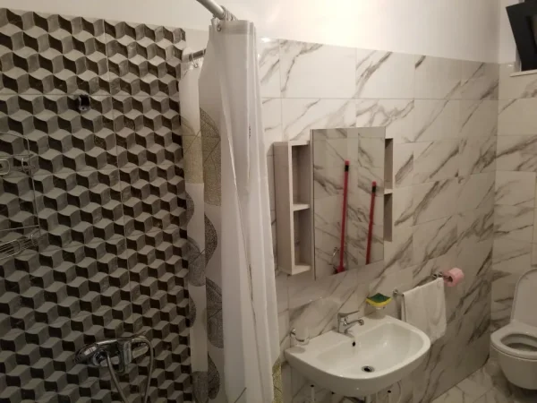 Tirane, jepet me qera apartament 2+1+Ballkon Kati 7, 520 € (Aleksander Moisiu -Kinostudio)