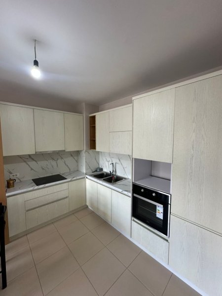 Tirane, jepet me qera apartament 2+1+Ballkon Kati 7, 110 m² 800 € (Komuna e Parisit)
