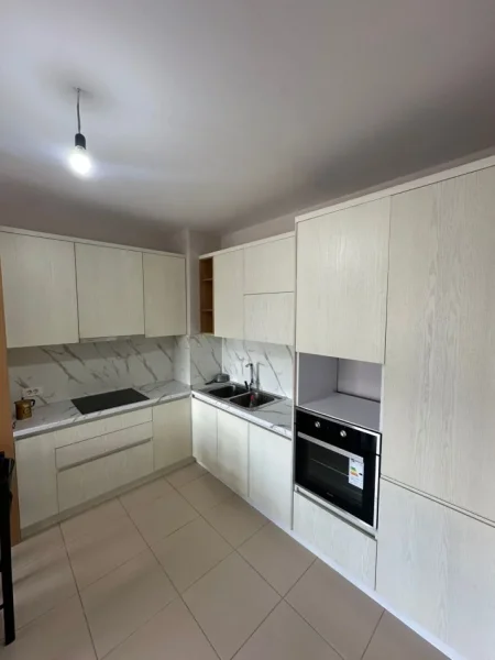 Tirane, jepet me qera apartament 2+1+Ballkon Kati 7, 110 m² 800 € (Komuna e Parisit)