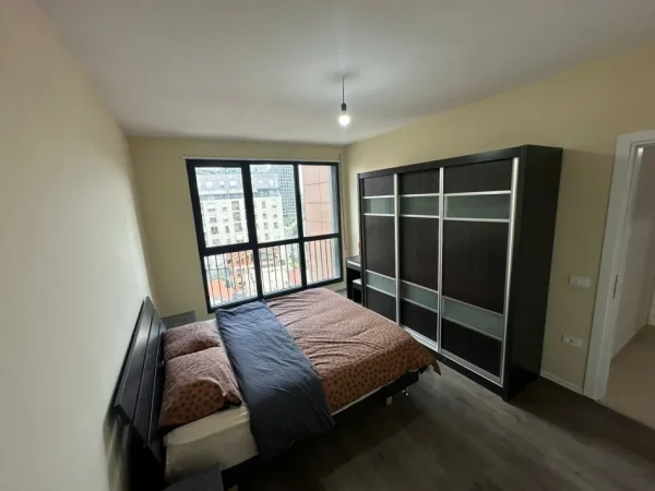 Tirane, jepet me qera apartament 2+1+Ballkon Kati 7, 110 m² 800 € (Komuna e Parisit)