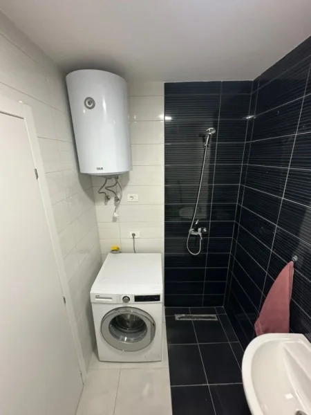 Tirane, jepet me qera apartament 2+1+Ballkon Kati 7, 110 m² 800 € (Komuna e Parisit)