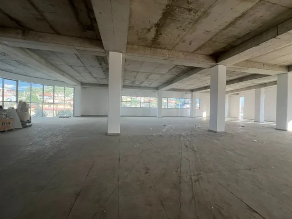 Tirane, jepet me qera ambjent biznesi Kati 2, 1.100 m² 4.400 € (Kombinat)