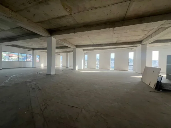 Tirane, jepet me qera ambjent biznesi Kati 2, 1.100 m² 4.400 € (Kombinat)