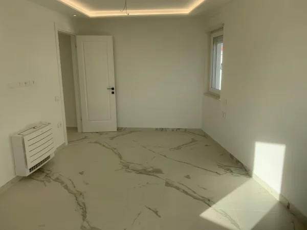 Tirane, jepet me qera zyre Kati 6, 106 m² 1.000 € (qender)