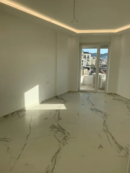 Tirane, jepet me qera zyre Kati 6, 106 m² 1.000 € (qender)