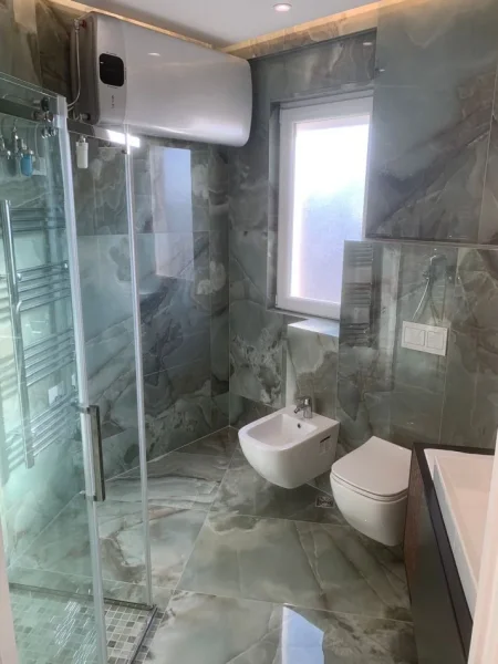 Tirane, jepet me qera zyre Kati 6, 106 m² 1.000 € (qender)