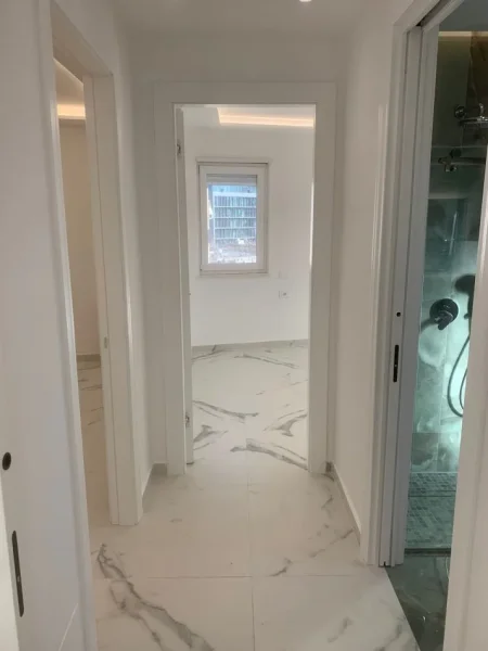 Tirane, jepet me qera zyre Kati 6, 106 m² 1.000 € (qender)