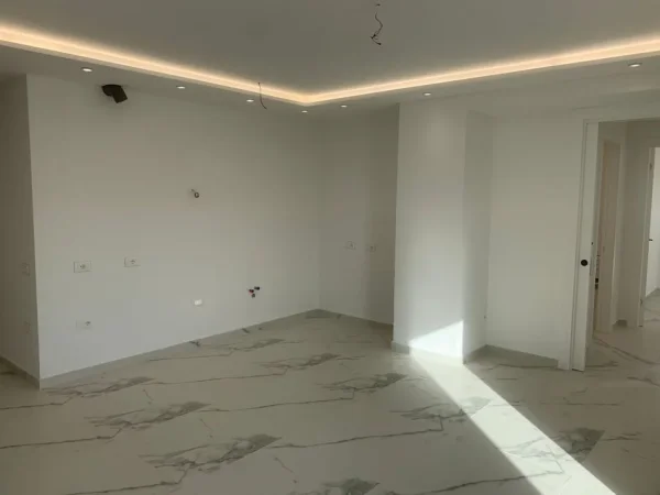 Tirane, jepet me qera zyre Kati 6, 106 m² 1.000 € (qender)