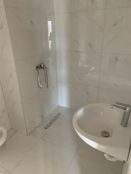 Tirane, jepet me qera apartament 2+1 Kati 6, 74 m² 600 € (Ali Demi)