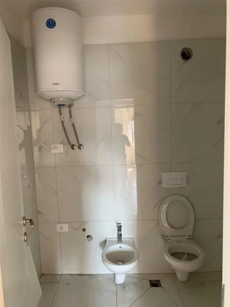 Tirane, jepet me qera apartament 2+1 Kati 6, 74 m² 600 € (Ali Demi)