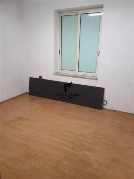 Tirane, jepet me qera zyre Kati 2, 55 m² 600 € (MYSLYM SHYRI)