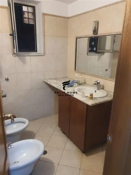 Tirane, jepet me qera zyre Kati 2, 55 m² 600 € (MYSLYM SHYRI)